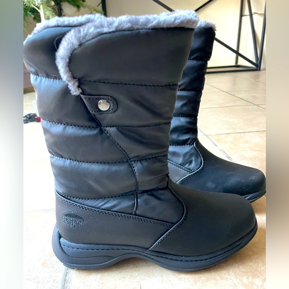 Totes Snow Boots New, Black size 6 with gray faux- fur lining